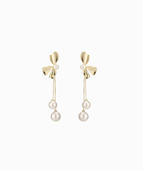 Aretes largos con perlas