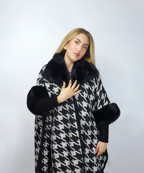 Poncho abierto con print y cuello de peluche